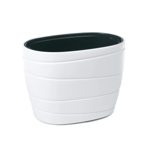 Biała doniczka t.b.t. z poziomymi rowkami.