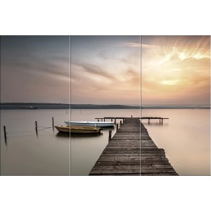 T.b.t. Dekor: Pomost z łodziami na spokojnej wodzie o zachodzie słońca.