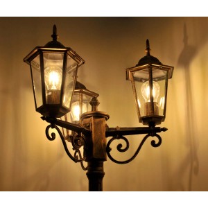 Dekoracyjna lampa zewnętrzna z trzema latarniami w stylu antycznym.