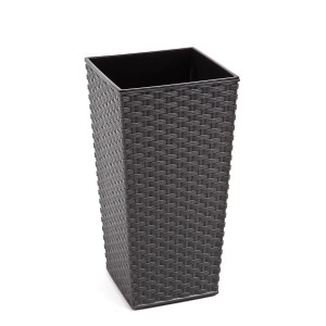 Ciemnoszara, wysoka doniczka z efektem rattanu na kwiaty i rośliny.