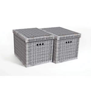 Dwa szare, plecione kartonowe pudełka t.b.t. z pokrywką.