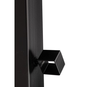 Zbliżenie czarnego wspornika t.b.t. do poręczy i balustrad.