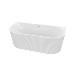 Wolnostojąca wanna biała z żebrowaną powierzchnią.