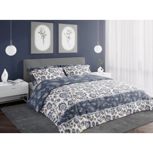 Łóżko z pościelą t.b.t. Pościel z niebiesko-białym kwiatowym wzorem.