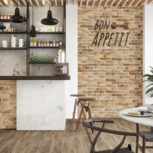 Aranżacja ściany z cegieł klinkierowych t.b.t. w ciepłych brązach w kuchni.