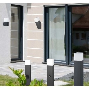 Nowoczesne lampy zewnętrzne t.b.t.: Antracytowe kinkiety i lampy ścieżkowe z białym dyfuzorem.