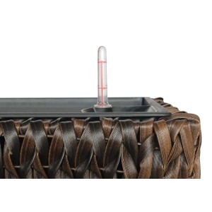 Zbliżenie: Brązowa doniczka t.b.t. ze wskaźnikiem poziomu wody.