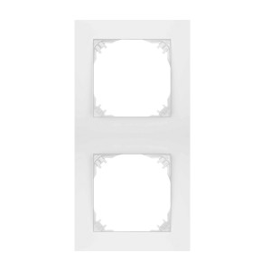 Biała podwójna ramka do włączników i gniazdek.