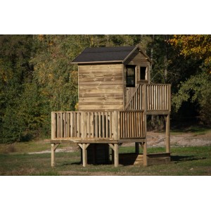 Drewniany domek do zabawy t.b.t. z platformą i schodami w ogrodzie.