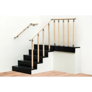 Schody z drewnianą poręczą i wspornikami ze stali nierdzewnej. Kategoria: Poręcze i balustrady.