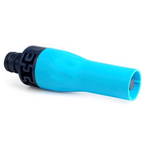 Niebieskie złącze wodne t.b.t. do węży ogrodowych.