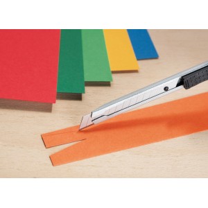 Nóż LUX 9 mm z metalową obudową tnie pomarańczowy papier, kolorowe papiery w tle.