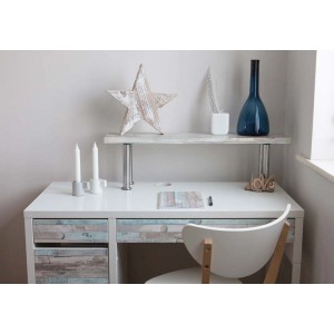 Folia samoprzylepna d-c-fix Rio Ocean na biurku, folia dekoracyjna z motywem drewna.