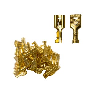 Złote końcówki kablowe, akcesoria do telefonów komórkowych, zbliżenie.