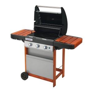 Grill gazowy z drewnianymi półkami i otwartą pokrywą. Idealny na grilla na świeżym powietrzu.