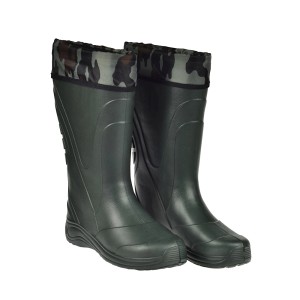 Zielone gumowe buty z kamuflażową cholewką do prac ogrodowych.