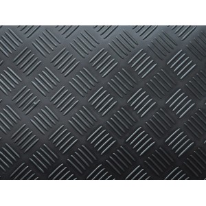 Czarna wykładzina podłogowa PCV t.b.t. ze wzorem blachy ryflowanej, antypoślizgowa.