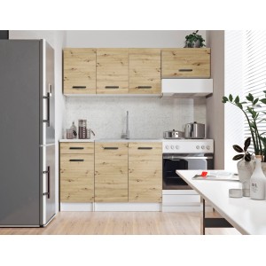 Zestaw mebli kuchennych t.b.t. w drewnianym stylu z szafkami wiszącymi, zlewem i kuchenką.