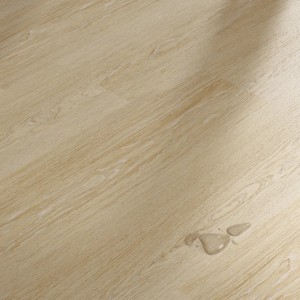 Jasne panele winylowe imitujące drewno z kroplami wody. Łatwy montaż.