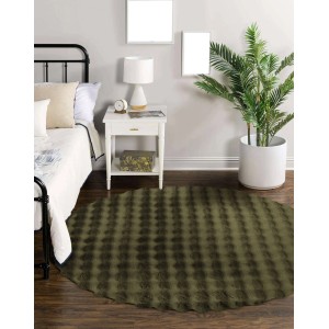 Oliwkowy, okrągły dywan z długim włosiem w sypialni.