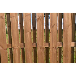 Drewniany płot t.b.t. z kategorii ogrodzenia drewniane, widok szczegółowy.