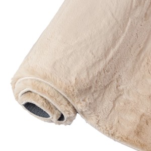 Beżowy, zwinięty dywan z długim włosiem.