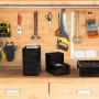 Czarny Eurobox-System Box pełna ściana 40x30x22 cm na półce warsztatowej.