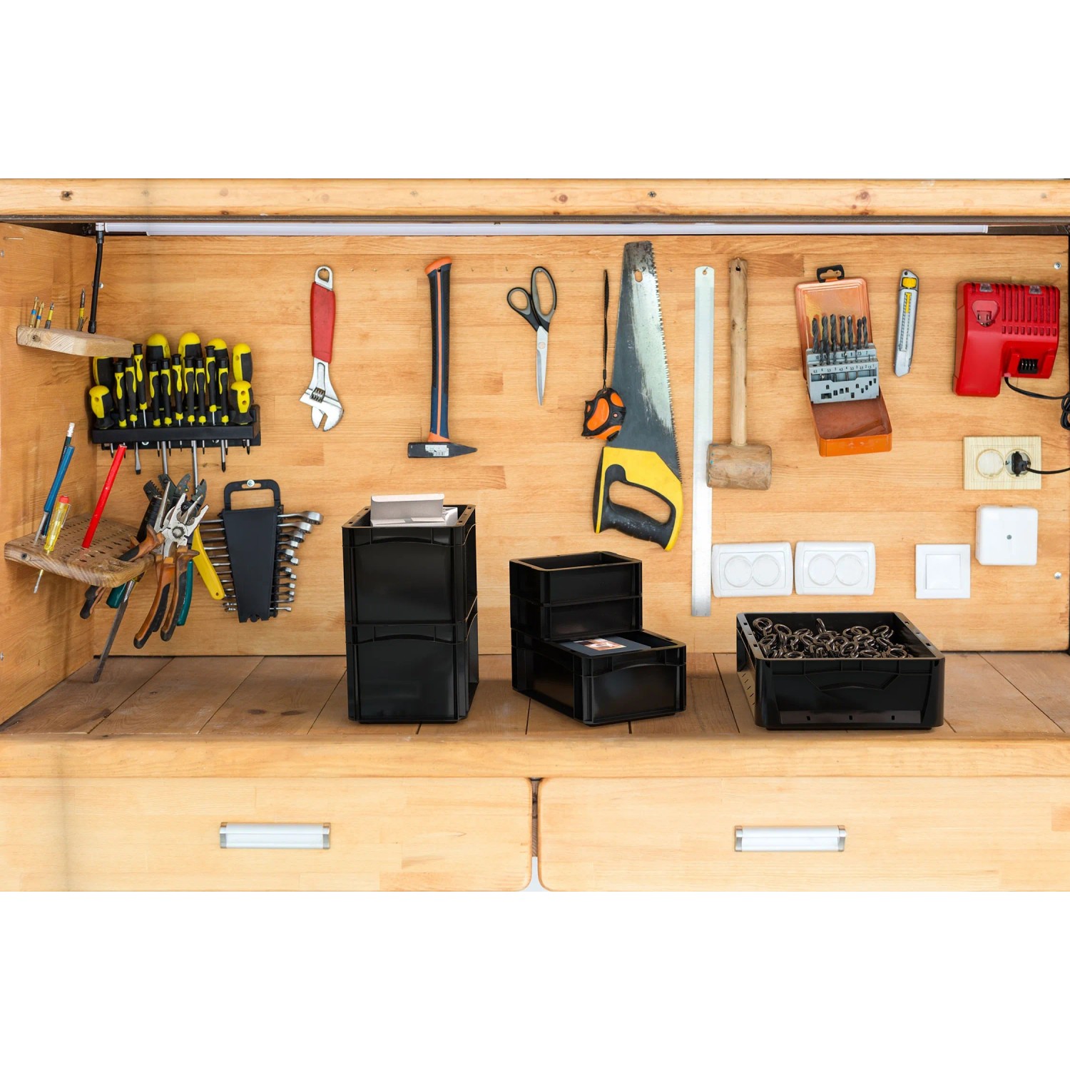 Czarny Eurobox-System Box pełna ściana 40x30x22 cm na półce warsztatowej.