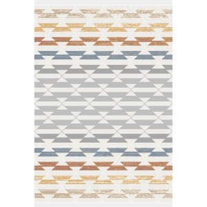 Wzorzysty dywan z krótkim włosiem o geometrycznych kształtach w odcieniach szarości, niebieskiego i brązu.