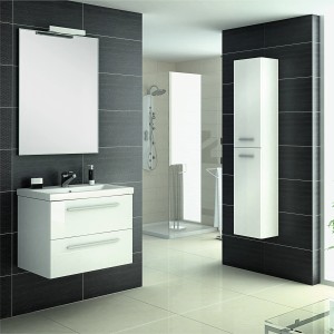 Nowoczesny, biały zestaw mebli łazienkowych t.b.t z szafką lustrzaną i szafką wysoką.