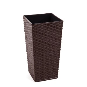 Wysoka, brązowa doniczka t.b.t. z efektem rattanu do wnętrz i na zewnątrz.