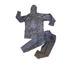 Czarna odzież przeciwdeszczowa: kurtka z kapturem i spodnie, część kategorii odzieży ogrodowej.