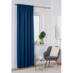 Niebieska zasłona t.b.t. przy oknie z dekoracją i fotelem w pokoju.