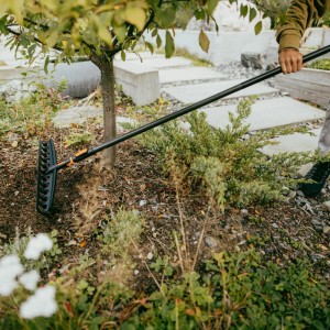 Grabie uniwersalne Fiskars OneClick w akcji, pomarańczowo-czarne, do systemów combi.