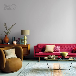 Pokój dzienny z farbą do ścian t.b.t. w kolorze szarym, w połączeniu z meblami w kolorze czerwonym i brązowym.