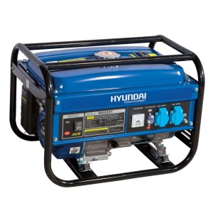 Niebieski agregat prądotwórczy Hyundai w czarnej ramie. Mobilny generator na budowę i do ogrodu.