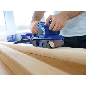 Szlifierka taśmowa z taśmą ścierną K180 w użyciu na drewnie. Akcesoria do szlifierek taśmowych LUX.