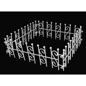 Białe, dekoracyjne metalowe obrzeże ogrodowe 'Las w szkle'.