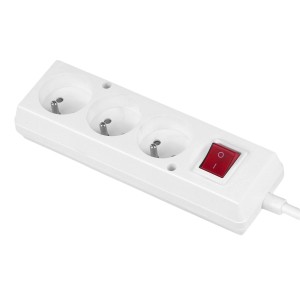 Biała listwa zasilająca z trzema gniazdami i czerwonym włącznikiem.