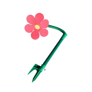Zraszacz trawnikowy w kształcie kwiatka, różowy kwiat z żółtą kropką, zielony pręt i kolec do ziemi.