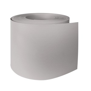 Szara mata osłonowa t.b.t. na ogrodzenia, zwinięta.