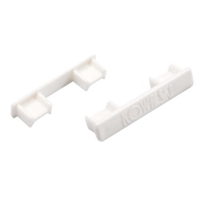 Białe ślizgacze t.b.t. do karniszy, zbliżenie.