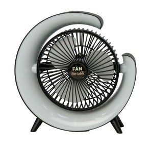 Wentylator stołowy z szarą ramą i trzema łopatkami wirnika.