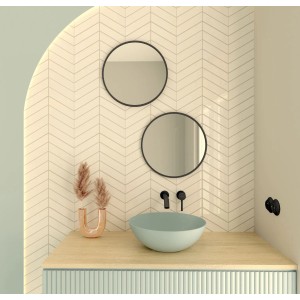 Nowoczesna łazienka z dwoma okrągłymi lustrami i umywalką nablatową.