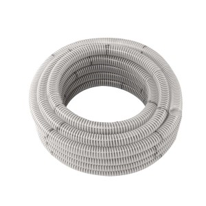 Zwinięty szary wąż ogrodowy t.b.t. z rowkami.