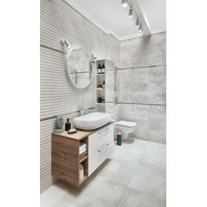 Nowoczesna łazienka z umywalką, lustrem i elementami dekoracyjnymi.