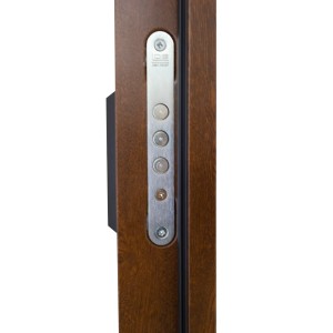Szczegół drzwi zewnętrznych z wielopunktowym systemem zamykania, imitacja drewna.