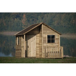 Drewniany domek ogrodowy t.b.t. z oknem i drzwiami na tle drzew.