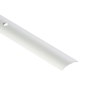 Biały profil t.b.t. do płytek, zbliżenie.