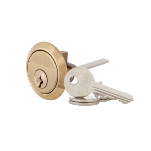 Mosiężna wkładka do drzwi z dwoma kluczami. Bezpieczeństwo dla Twoich drzwi.